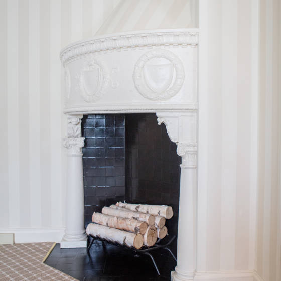 Local developer Harry Wardman buys and razes both homes, replacing them with the Hay-Adams House, an Italian Renaissance-style, 138-room apartment-hotel designed by architect Mihran Mesrobian.